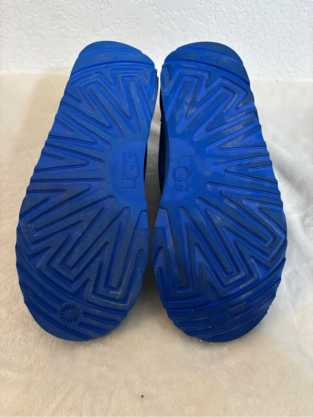 UGG vibrant blue